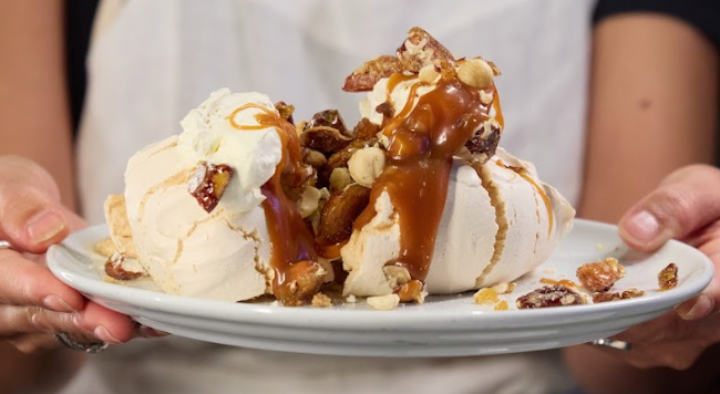 Pavlova invernal, caramelo salado y nueces garapiñadas