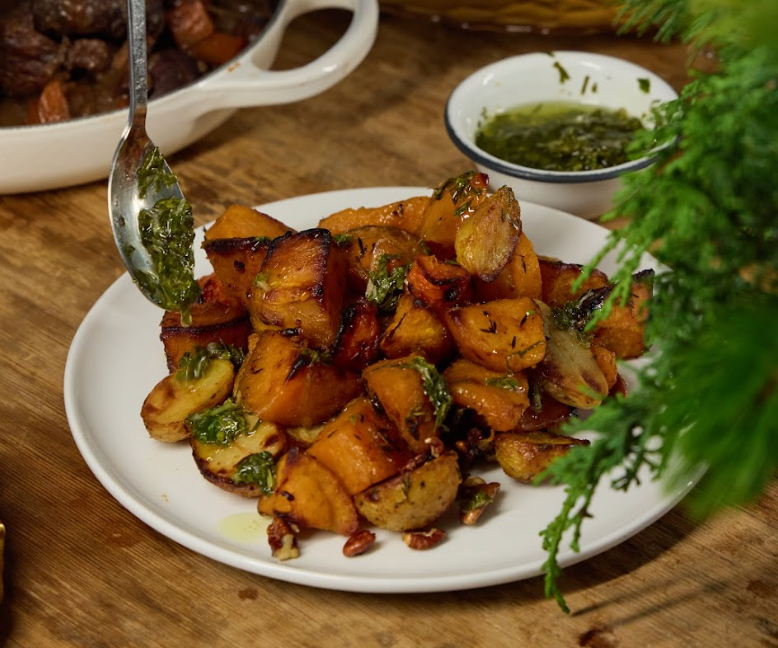 Calabaza mantequilla rostizada con camote y zanahoria, nueces tostadas y gremolata