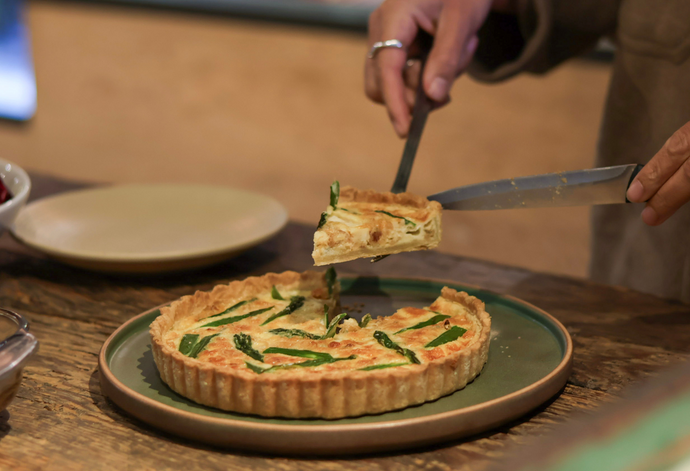 Tarta de cebolla caramelizada, queso gorgonzola y espárragos